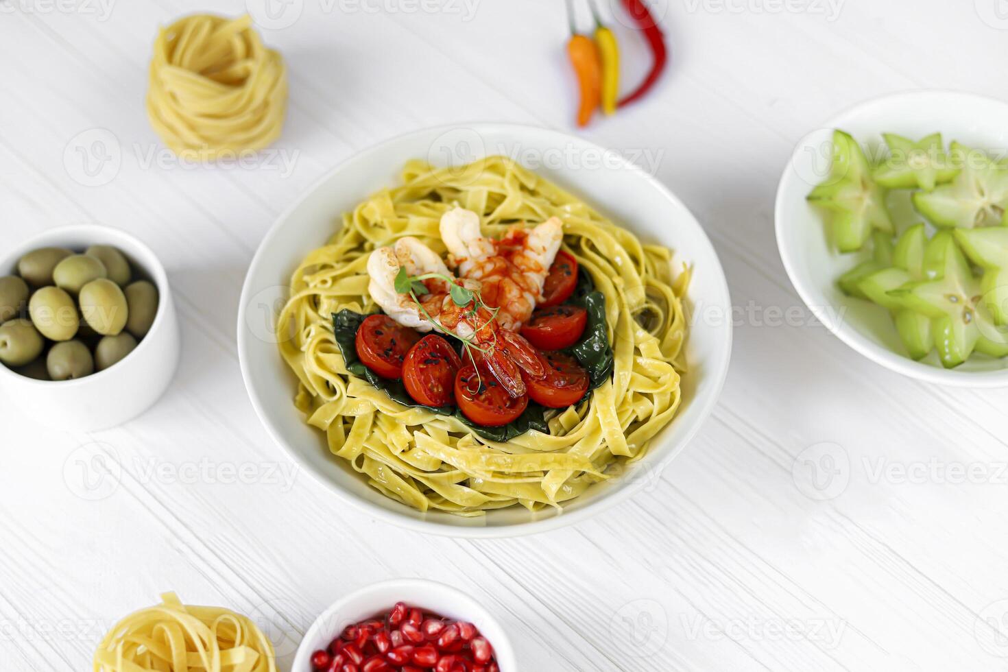 tagliatelle con spinaci, pomodori e gamberetto. frutti di mare. casa produzione. foto