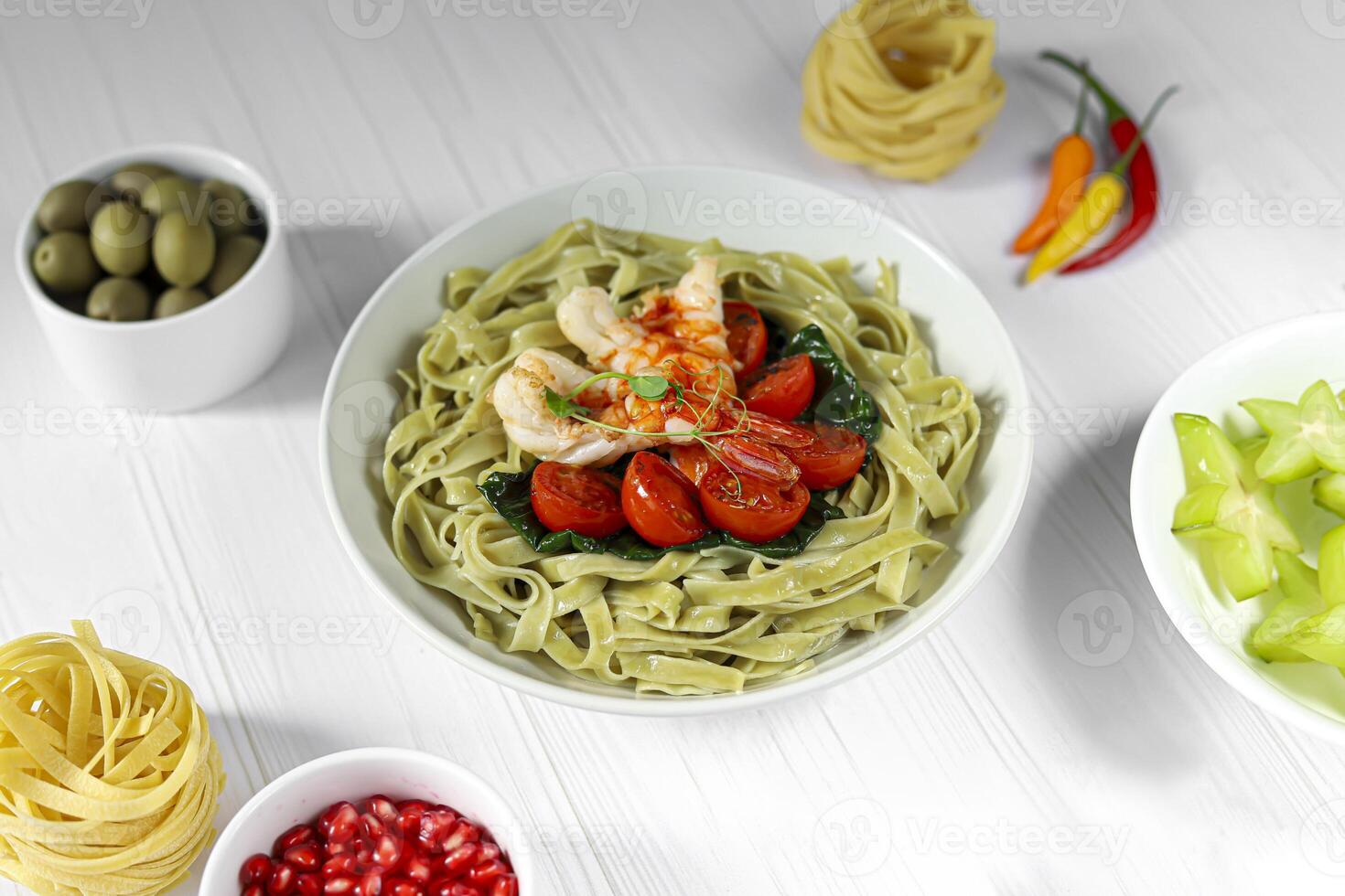 tagliatelle con spinaci, pomodori e gamberetto. frutti di mare. casa produzione. foto