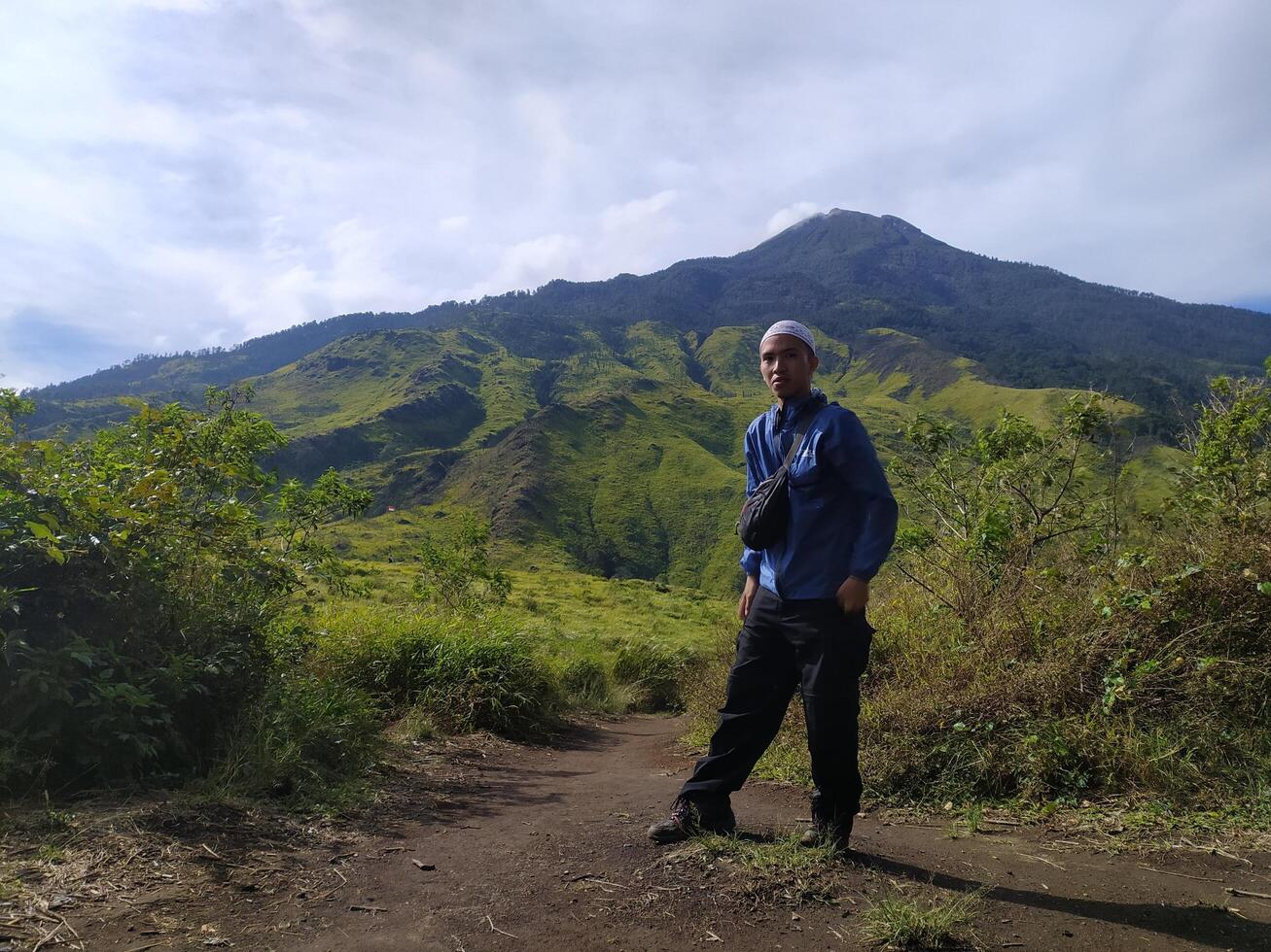 mojokerto, Indonesia, 04 novembre 2020 - un' uomo passeggiate a il montare pundak riposo posto, mojokerto foto