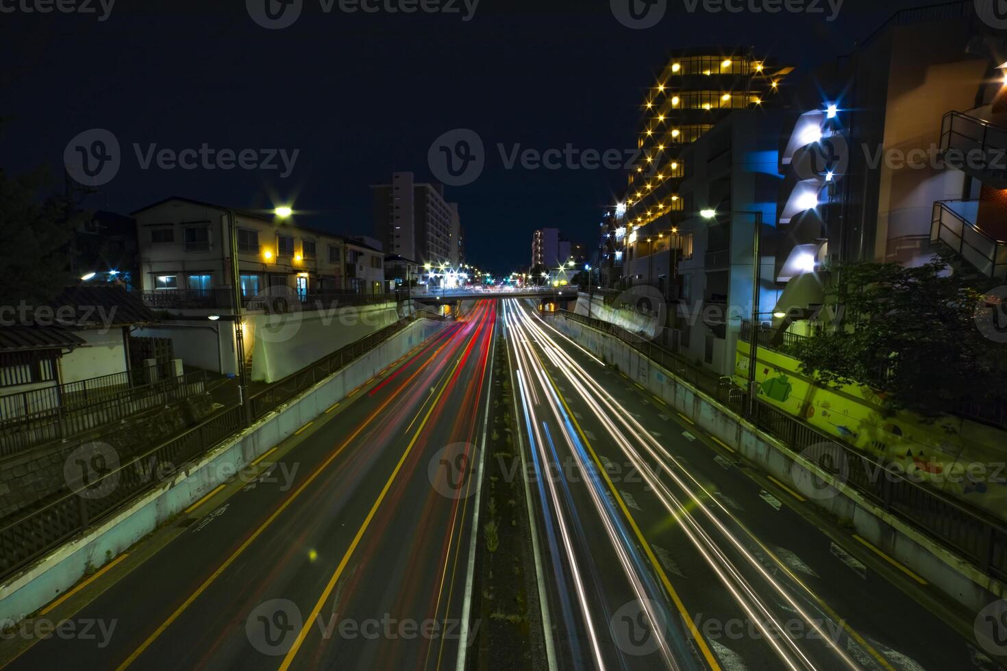 un' notte traffico marmellata a il centro strada nel tokyo largo tiro foto