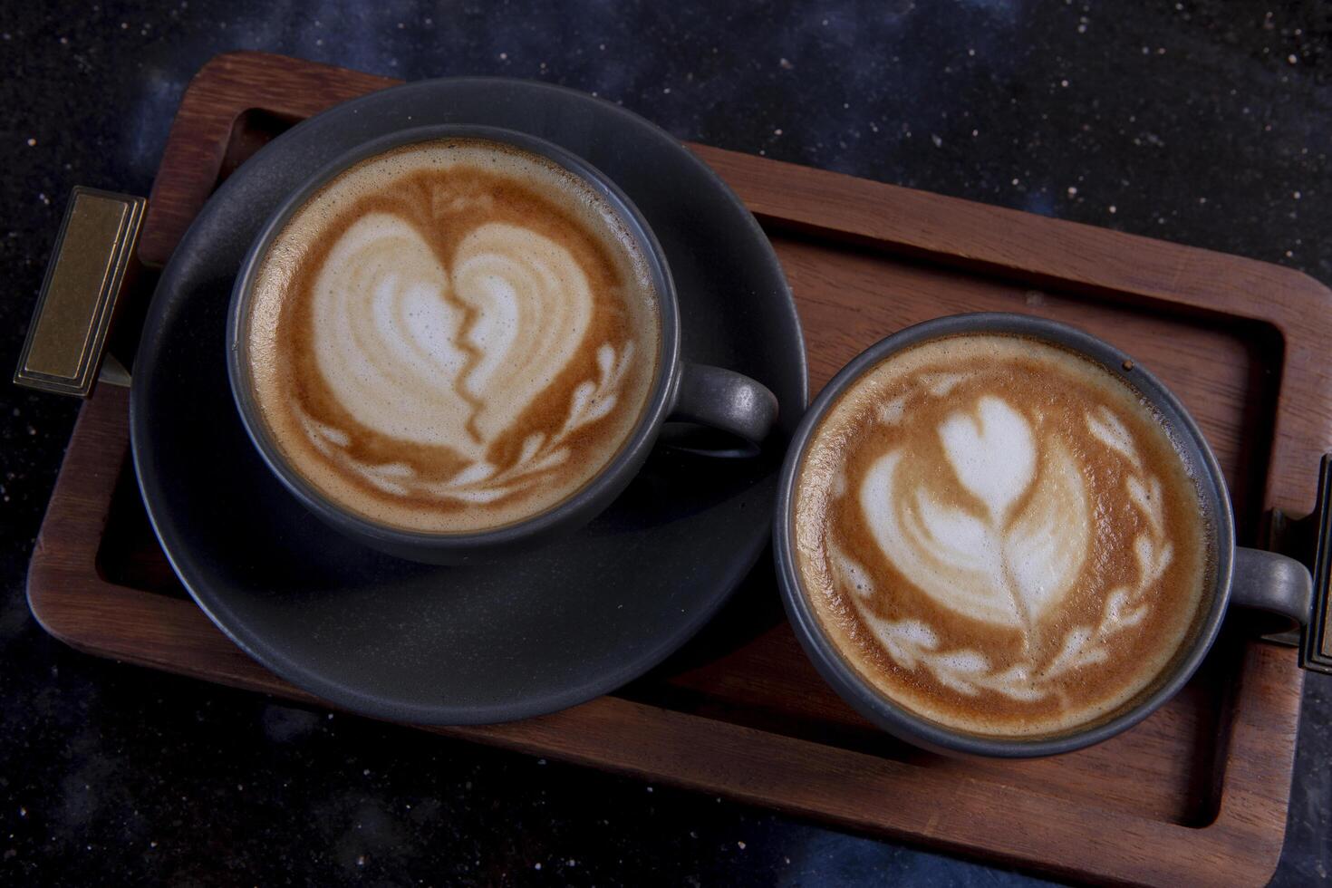 delizioso caffè, latte macchiato con dolce gratuito foto