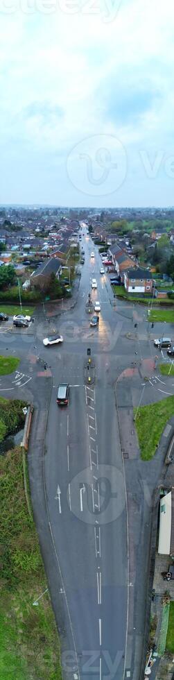 alto angolo panoramico Visualizza di luton città durante nuvoloso e piovoso tramonto. lutone, Inghilterra UK. marzo 26, 2024 foto