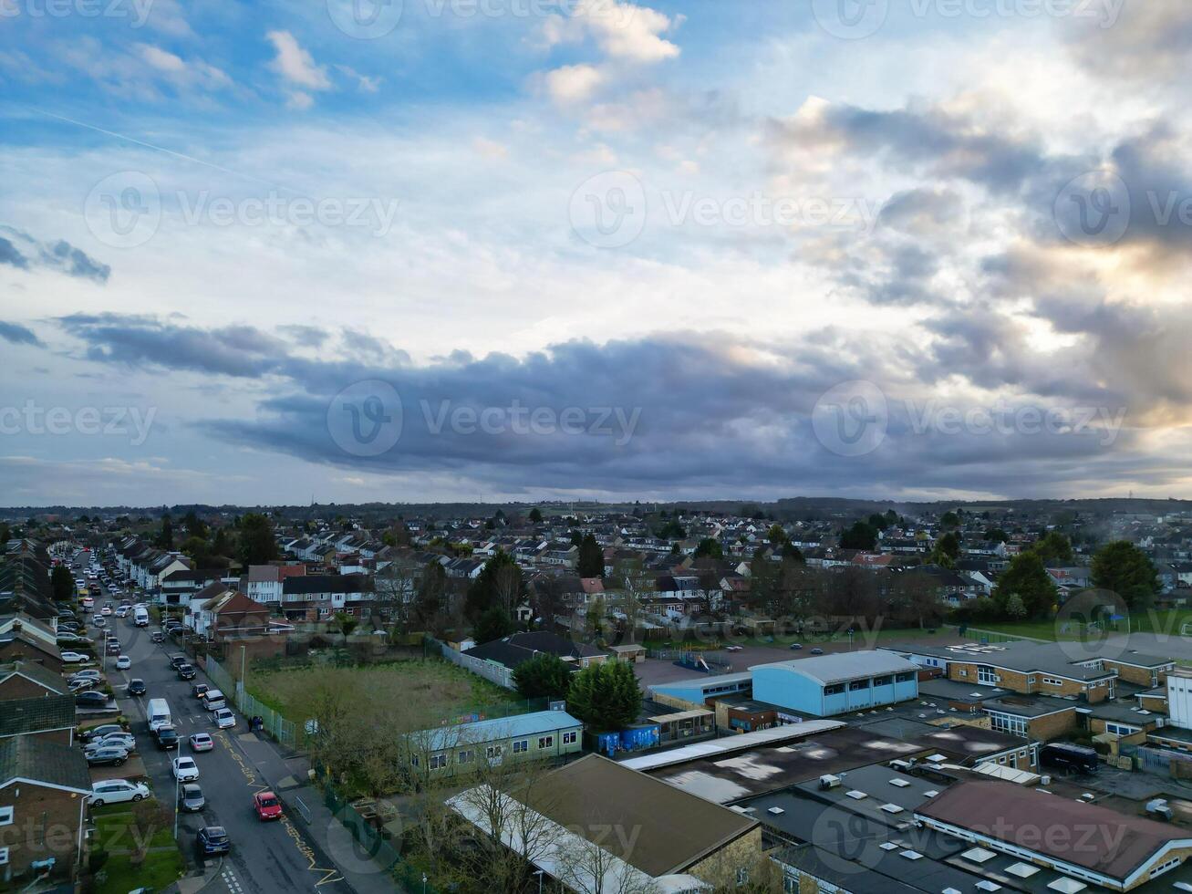 aereo Visualizza di Residenziale tenuta a luton città di Inghilterra durante tramonto. unito regno. marzo 17, 2024 foto