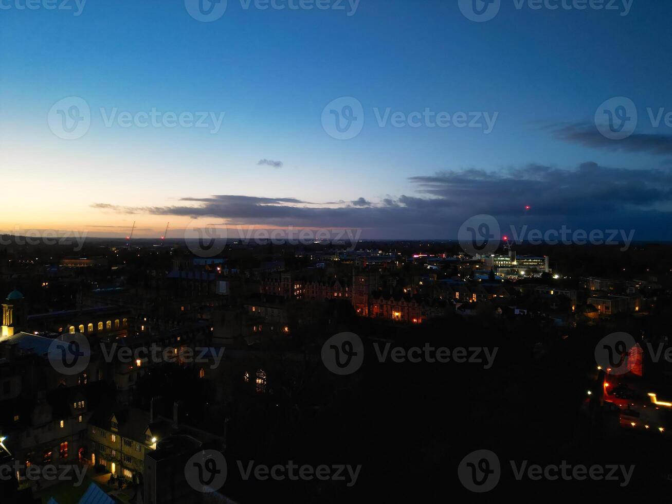 aereo Visualizza di illuminato storico Oxford centrale città di Inghilterra a notte. Inghilterra unito regno. marzo 23, 2024 foto