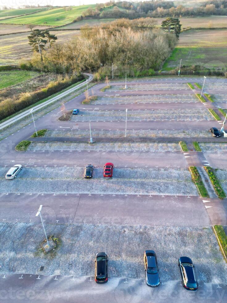 alto angolo Visualizza di parco e cavalcata autobus stazione a collina spinosa oxfordshire Inghilterra unito regno durante Alba. marzo 23, 2024 foto