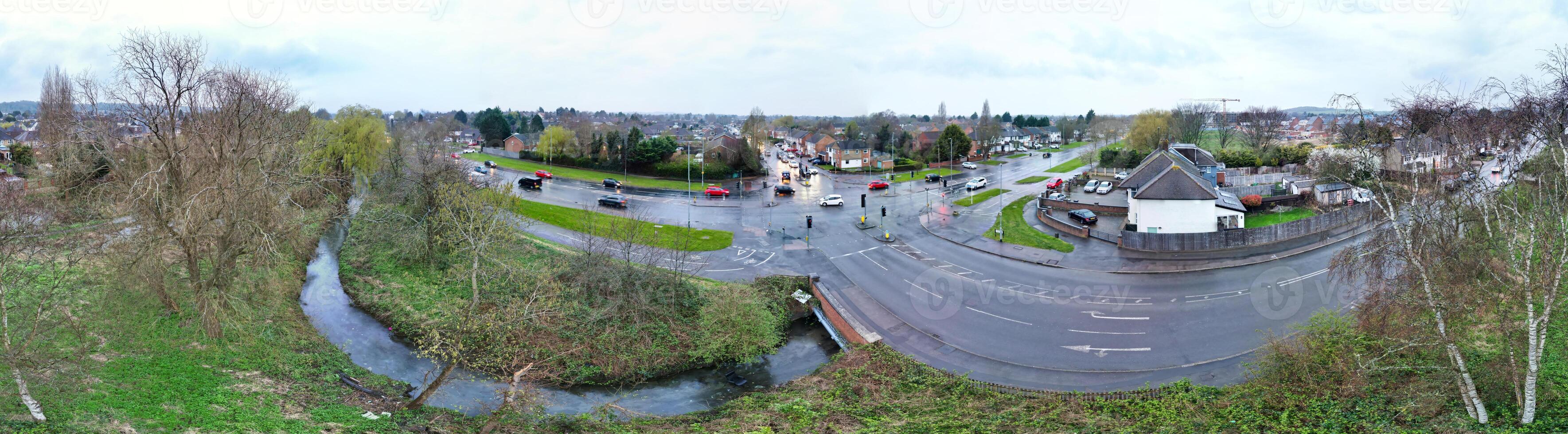 alto angolo panoramico Visualizza di luton città durante nuvoloso e piovoso tramonto. lutone, Inghilterra UK. marzo 26, 2024 foto