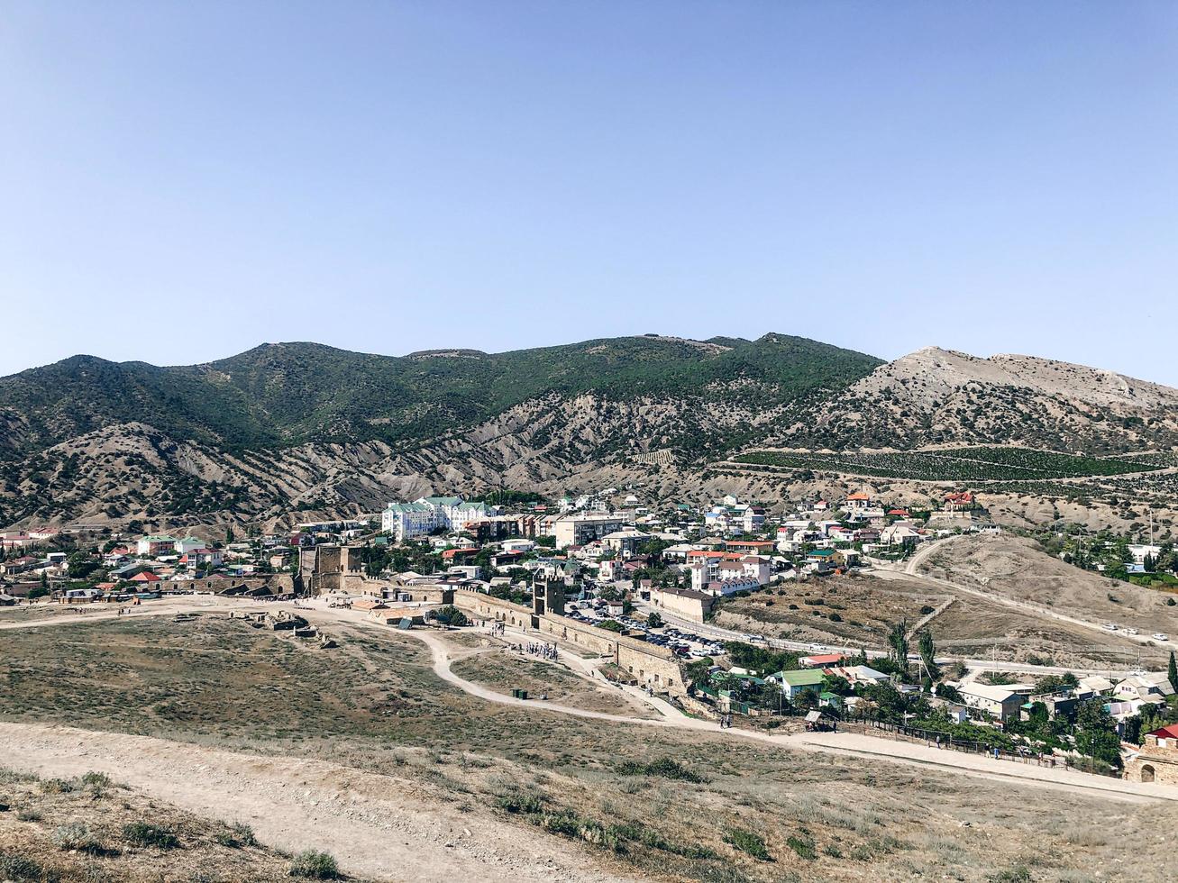 vista sulla città di sudak, da una montagna, crimea foto