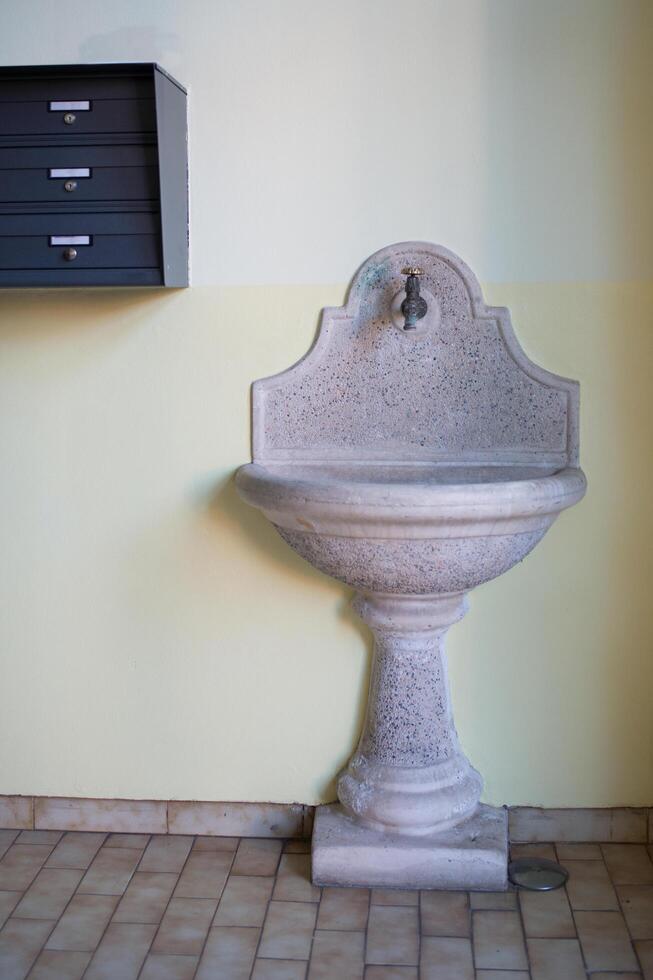 bellissimo vecchio acqua rubinetto su Entrata. Italia foto