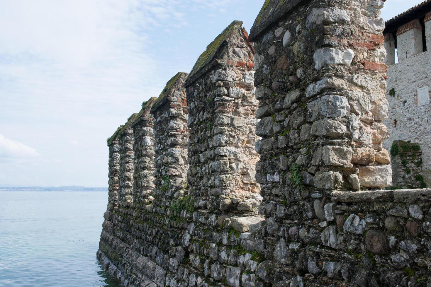 avvicinamento di medievale pietra fortezza a Sirmione, Italia foto