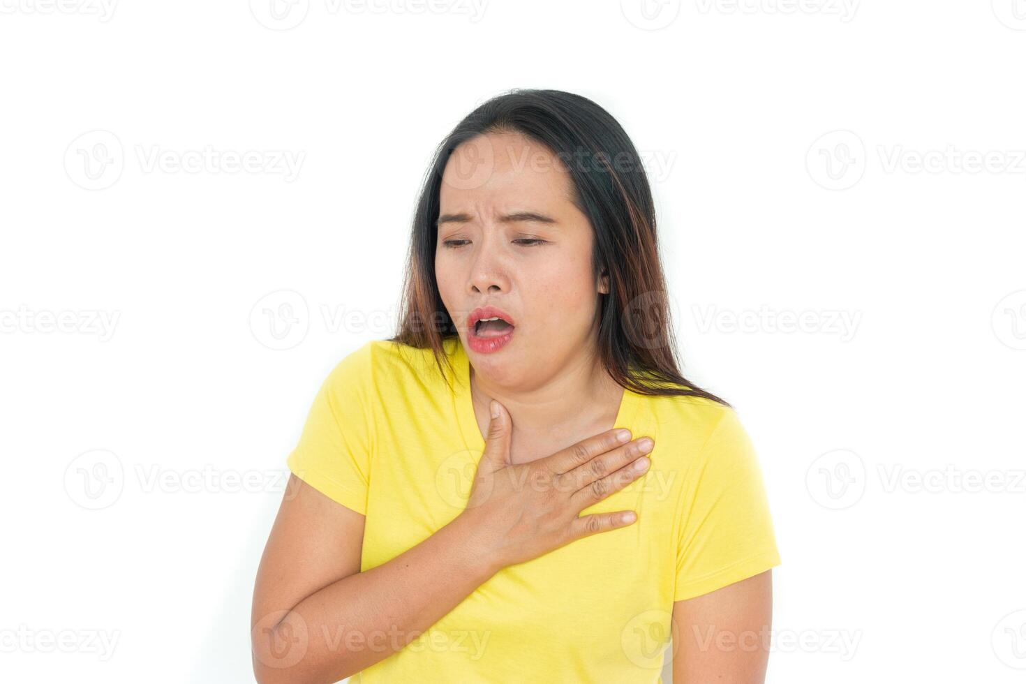 il donna indossato un' giallo camicia con un' tosse e mettere sua mano su sua petto.isolato su bianca. foto