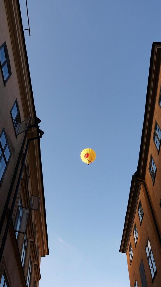 a piedi nel il storico centro di stoccolma. voi può vedere il costruzione luogo gru e un' caldo aria Palloncino. foto