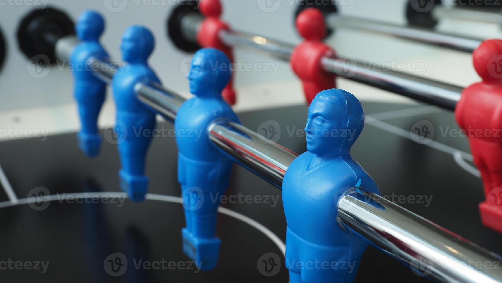 calcio tavolo o calcio tavolo gioco con plastica giocatore figurina. mini calcio gioco quale famoso nel passato e essere collezionabile articolo per Foosball amante. giocare di Due mano controllo ogni riga di giocatore figurina foto