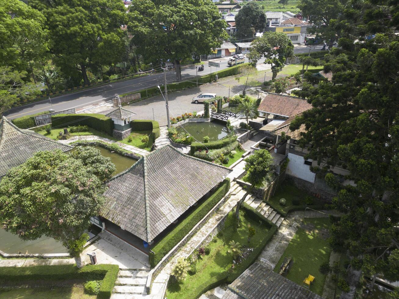 punk, bogor, Indonesia, 2023 - aereo foto di un' bellissimo tradizionale ristorante edificio circondato di verdura e acqua, nel punk, jakarta