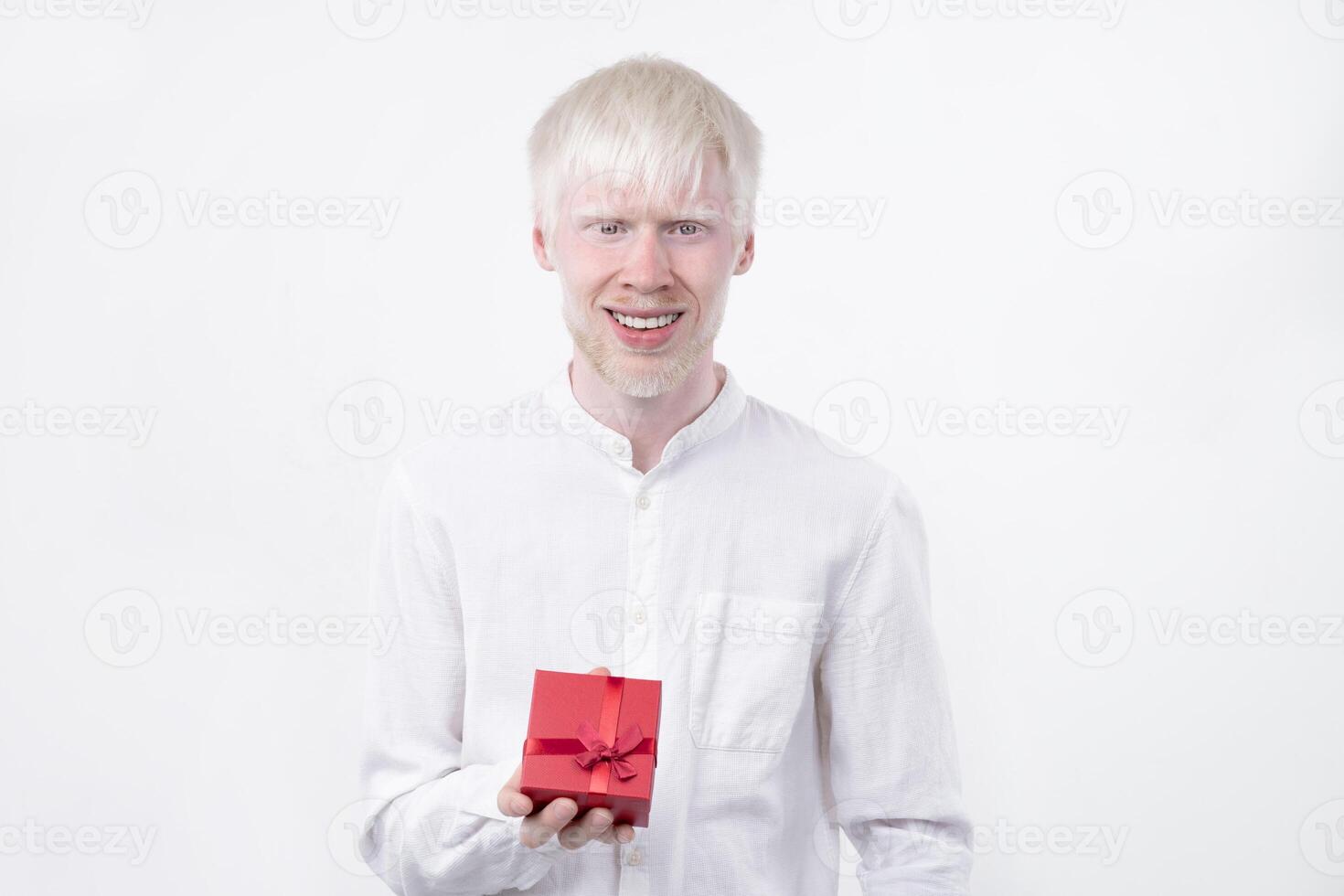ritratto di un albino uomo nel studio vestito maglietta isolato su un' bianca sfondo. anormale deviazioni. insolito aspetto foto