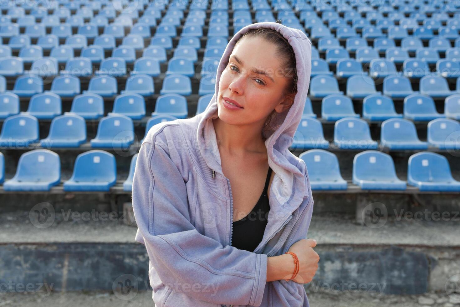 ritratto di un' bellissimo caucasico ragazza atleta nel il mattina correre foto