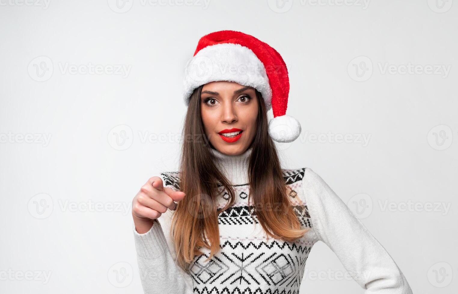 vicino su ritratto bellissimo caucasico donna nel rosso Santa cappello su bianca studio sfondo. Natale e nuovo anno vacanza concetto. foto