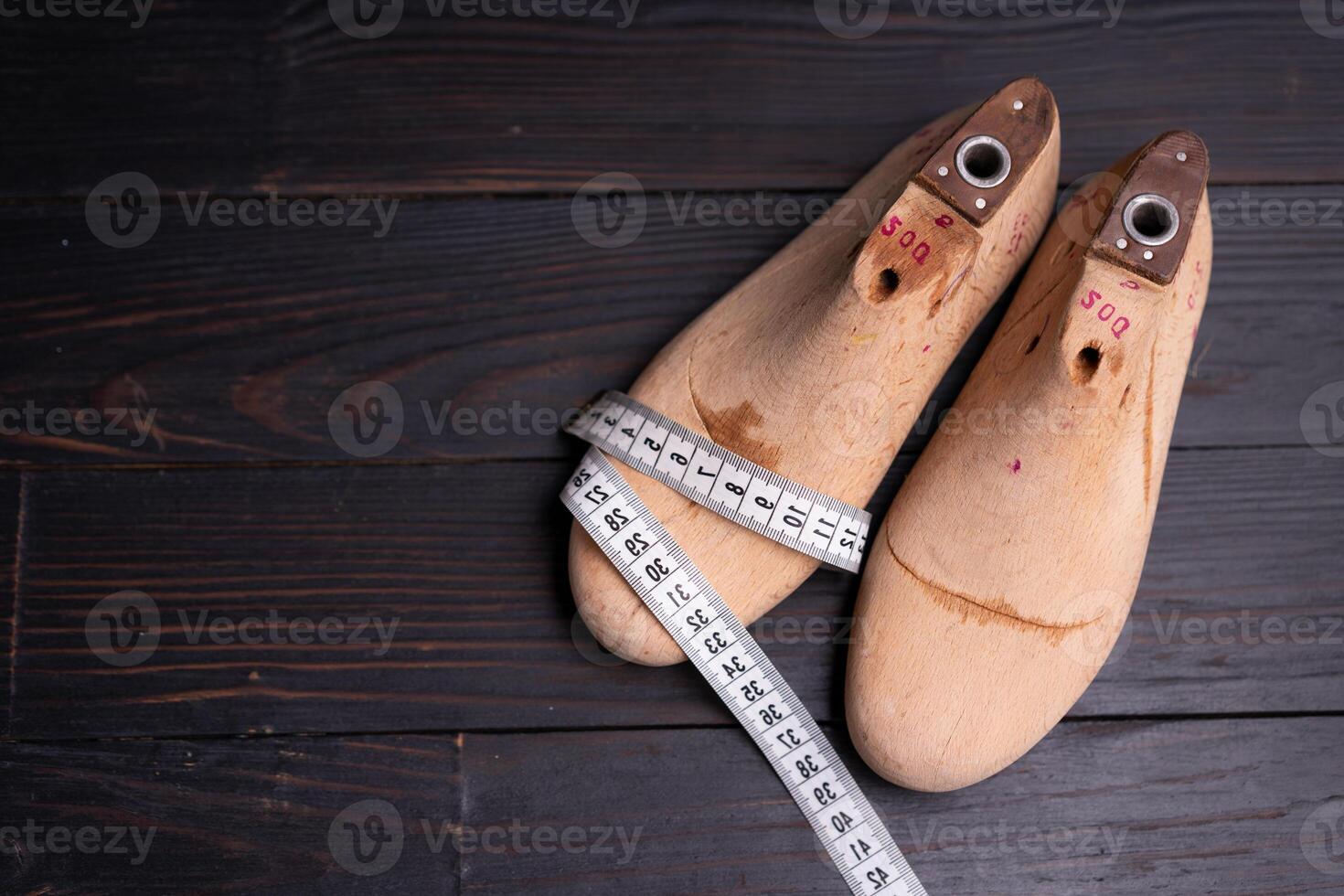 pelle campioni per scarpe e di legno scarpa ultimo su buio di legno tavolo. foto