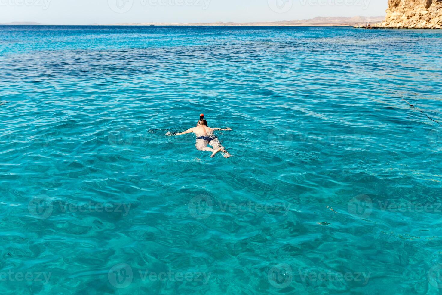 sott'acqua scogliera su il rosso mare con coralli foto