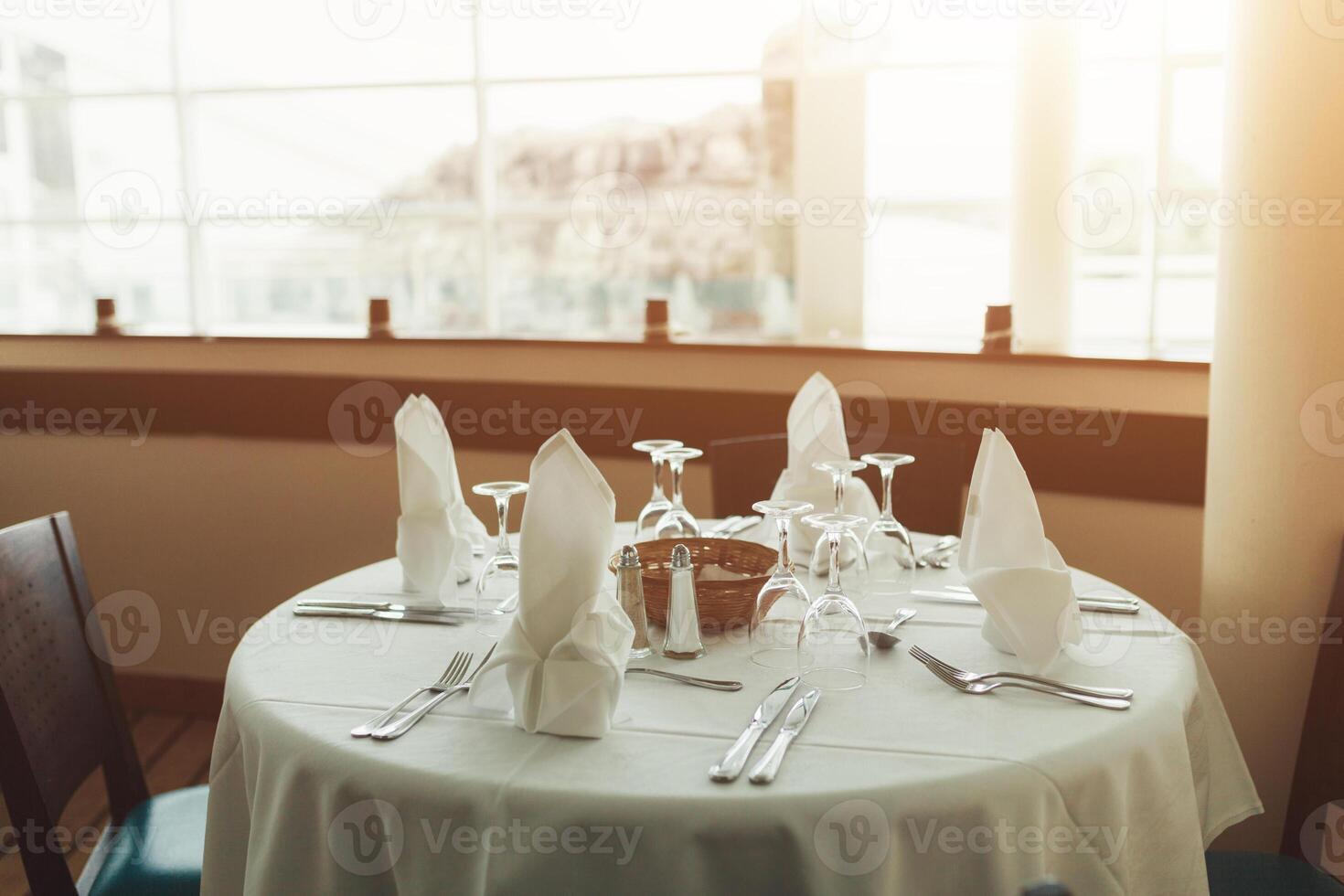 bellissimo tavolo servito con cristalleria e coltelleria, preparato per festivo evento. speciale occasione celebrato nel lusso ristorante o bar. tavolo ambientazione concetto. nozze tavolo foto