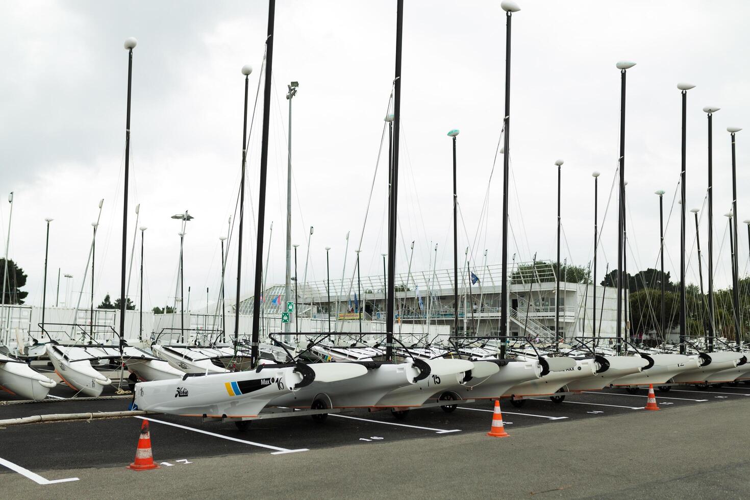 Morgat, Francia 29 Maggio 2018 catamarani Conservazione senza vele parcheggiata su il spiaggia foto