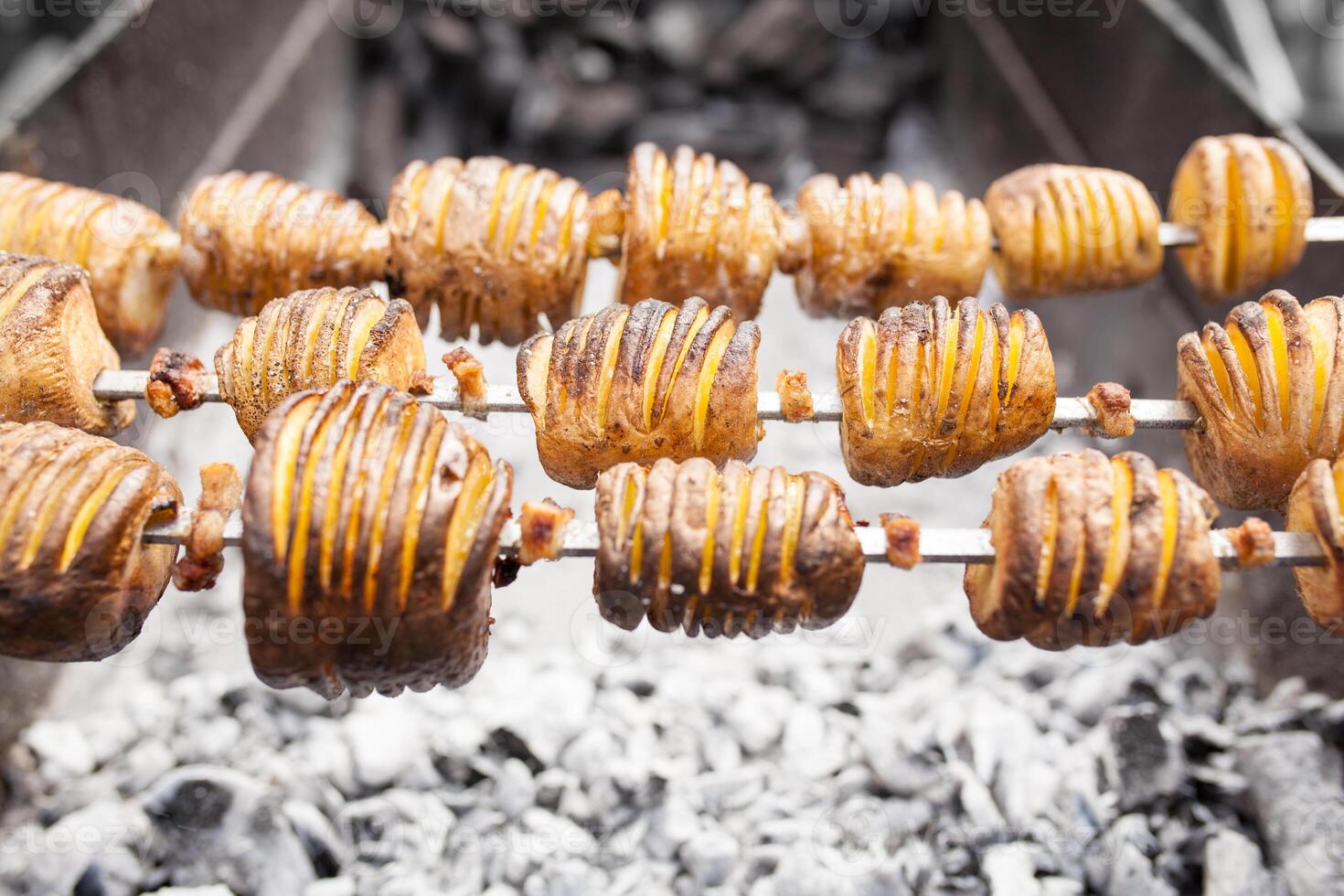 un' shish kebab a partire dal giallo patate mettere su un' spiedo è fritte su blu carboni foto