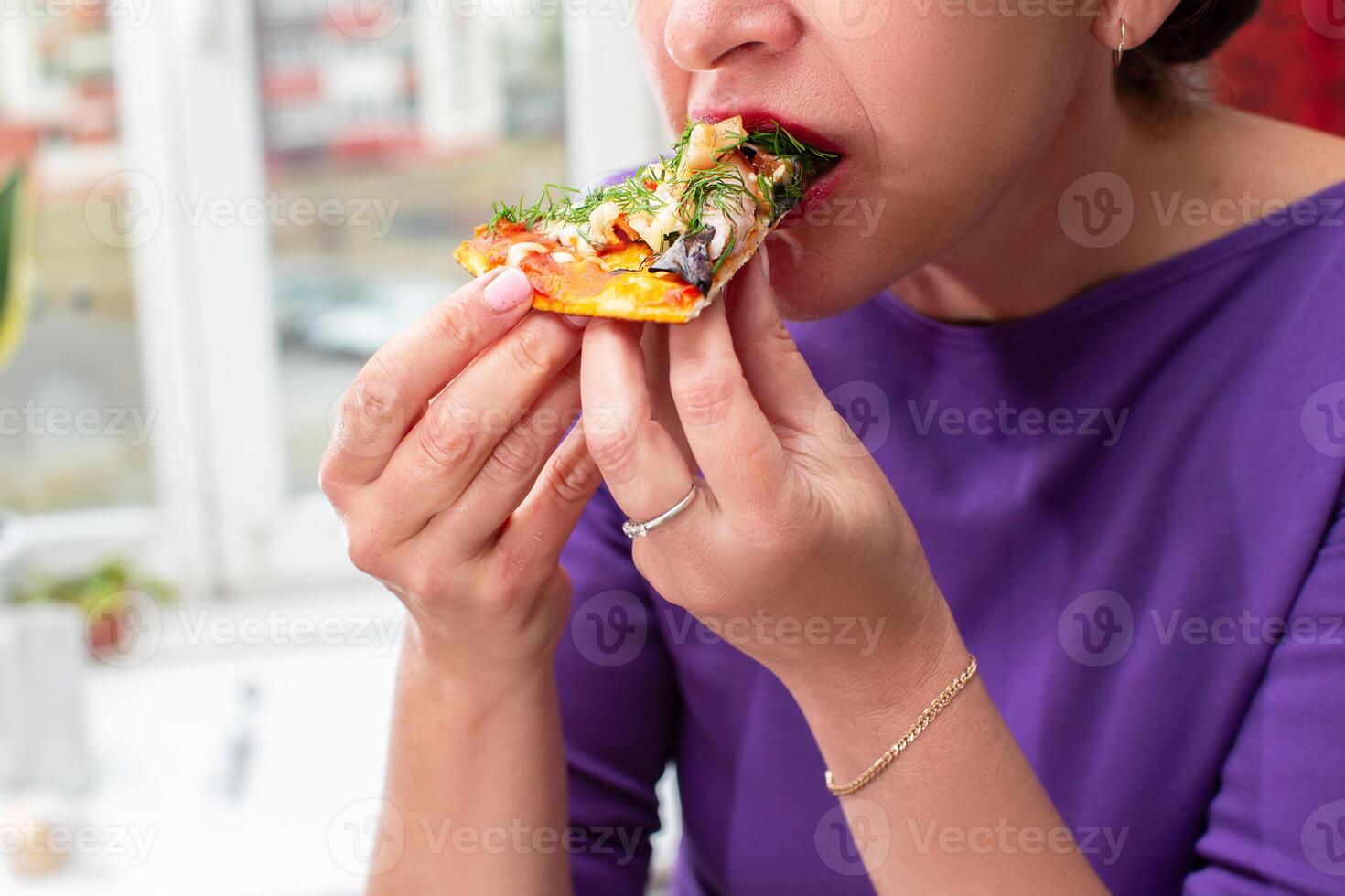 donna di mani hold un' pezzo di Pizza nel sua mangiare.con.le.mani Pizza foto
