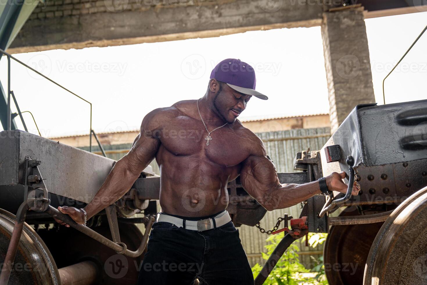 muscolare uomo provando per spingere il treno. atletico bello bodybuilder Lavorando fuori. foto