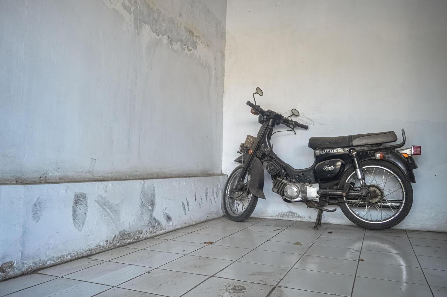 un vecchio classico nero suzuki famiglia deluxe moto, Indonesia, 2 ottobre 2023. foto