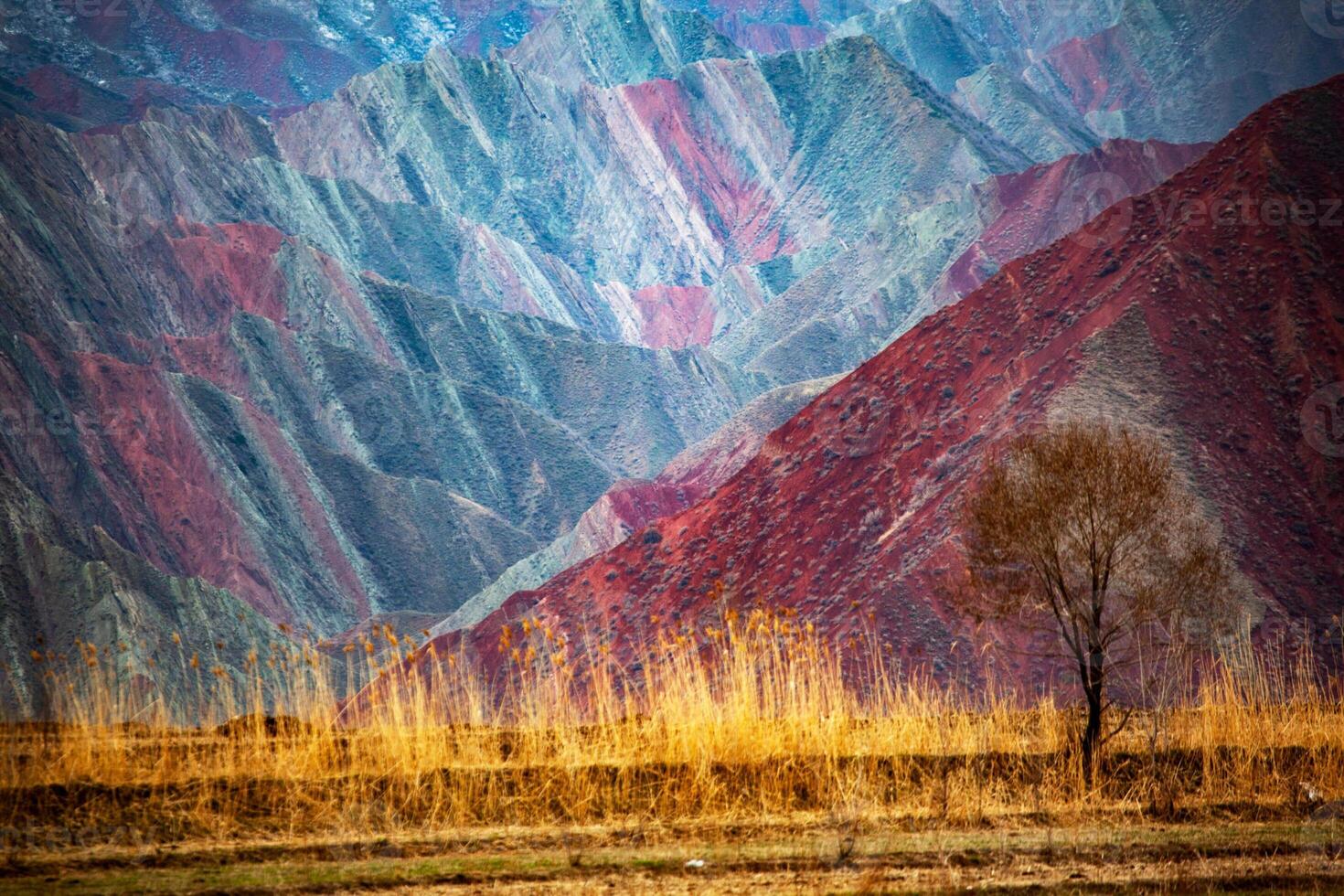 sorprendente scenario di Cina montagne e blu cielo sfondo nel tramonto. zhangye danxia nazionale geoparco, Gansu, Cina. colorato paesaggio, arcobaleno colline, insolito colorato rocce, arenaria erosione foto