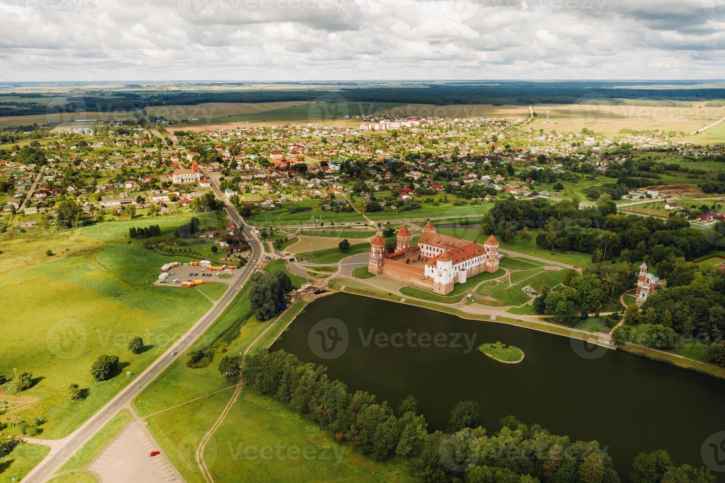 Visualizza a partire dal il altezza di il mir castello nel bielorussia e il parco su un' estate giorno.bielorussia foto