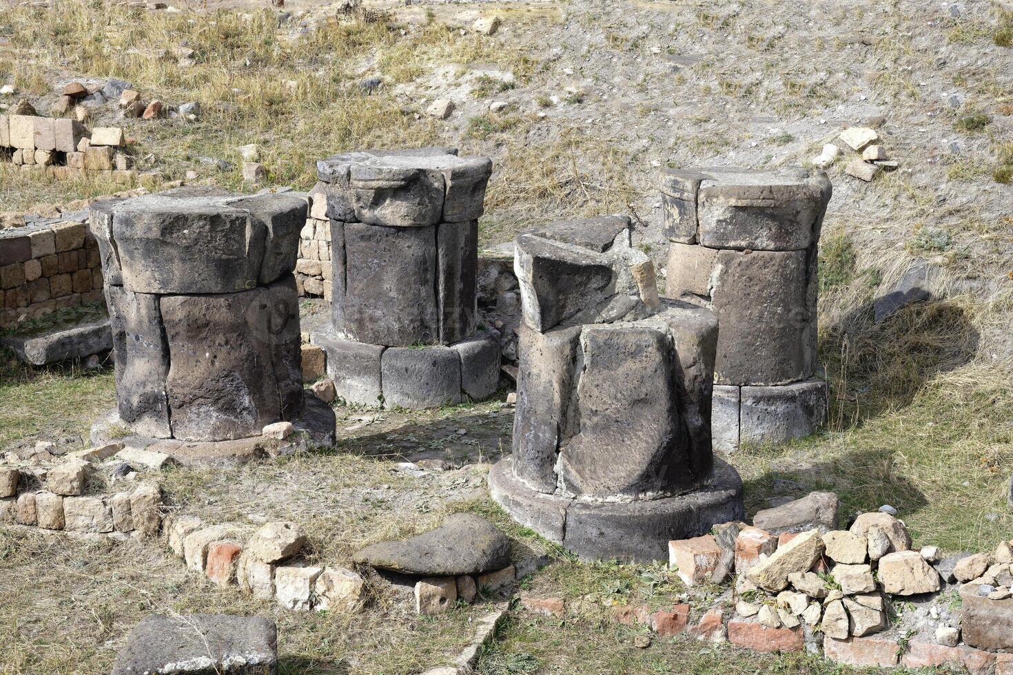 colonne di il zoroastriano fuoco tempio, ani archeologico luogo, Kars, tacchino foto