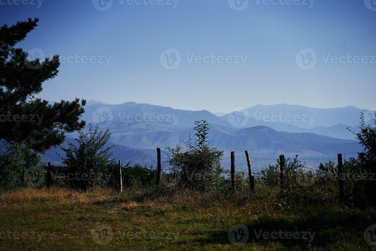 il Visualizza di il campo e montagne nel Krusciovo, macedonia foto