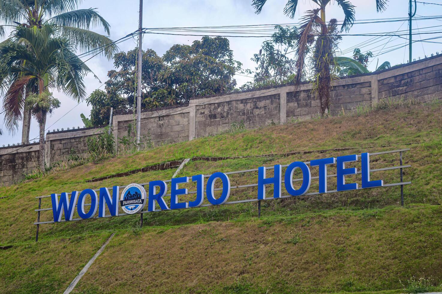 il cartello dice wonorejo Hotel come il nome di il Hotel e ricorrere, Indonesia, 22 dicembre 2023. foto