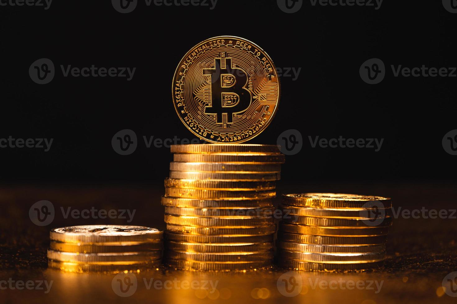 crescita della criptovaluta rispetto alle monete bitcoin d'oro impilate foto