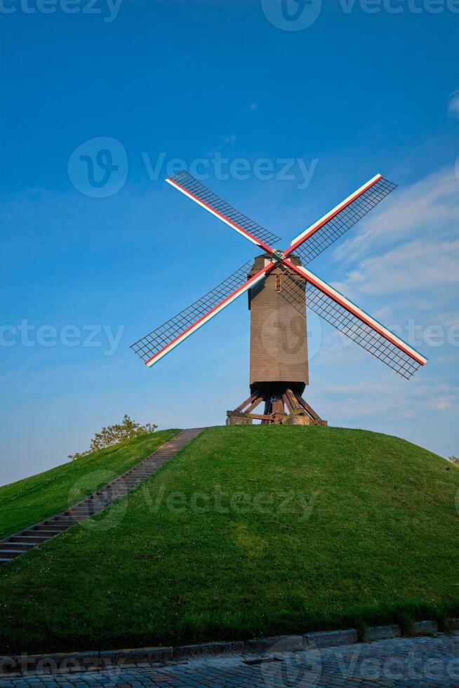 sint-janshuismolen sint-janshuis mulino mulino a vento nel Bruges su tramonto, Belgio foto