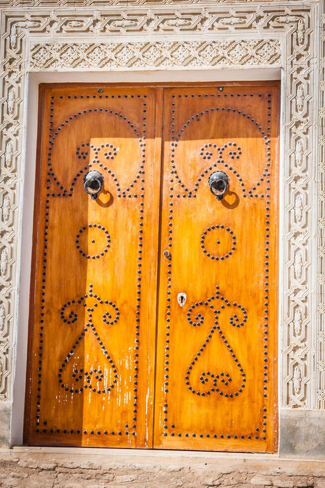 decorativo porta nel kairouan, tunisia foto