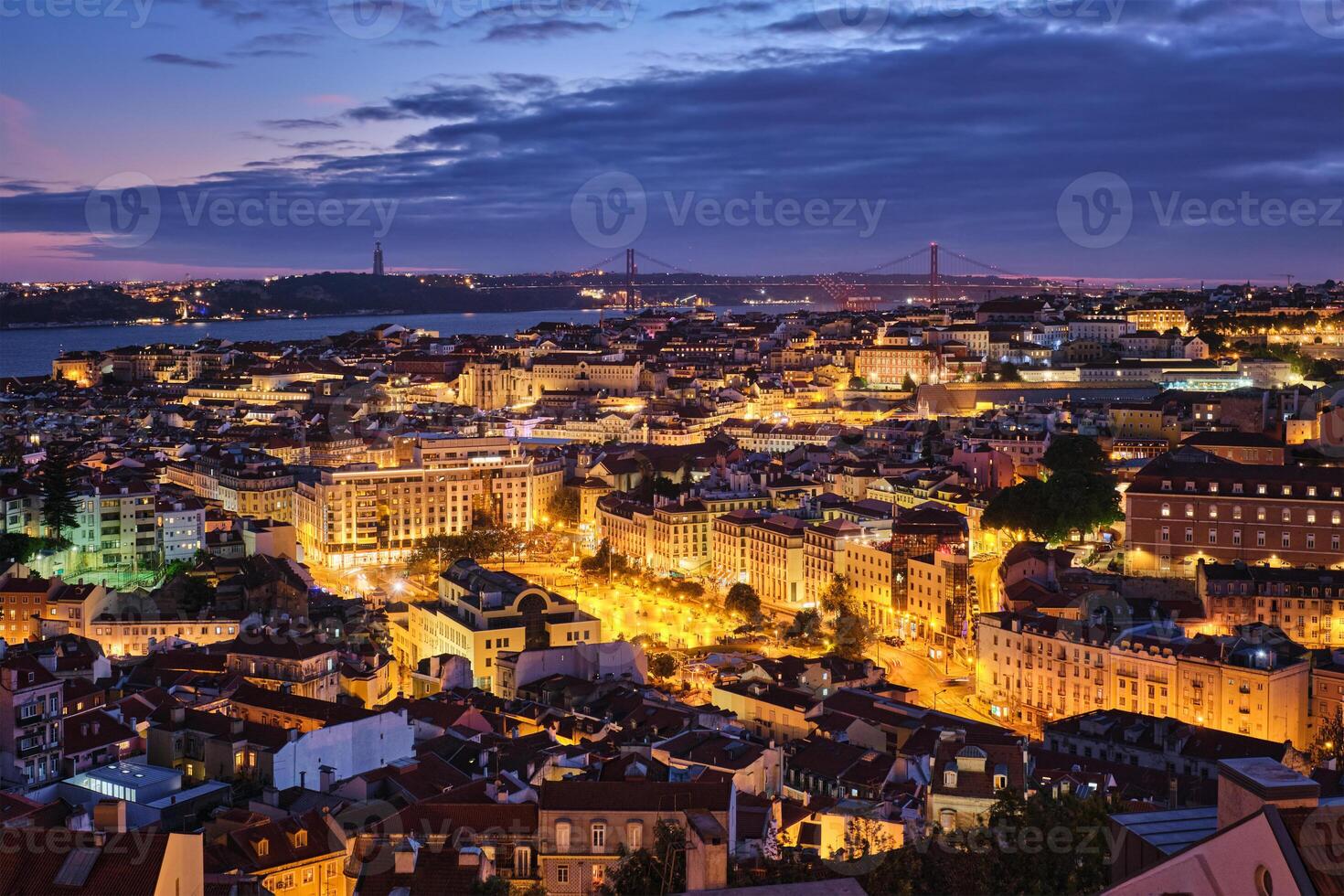 sera Visualizza di Lisbona a partire dal miradouro da Senhora fare monte punto di vista. Lisbona, Portogallo foto