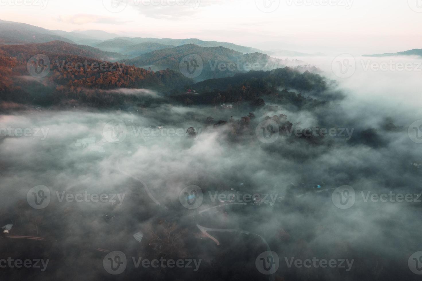 nebbia mattutina in montagna vista dall'alto foto