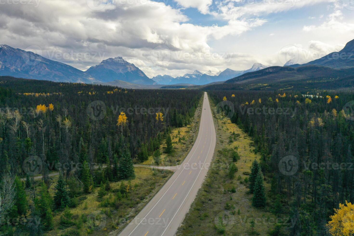 aereo Visualizza di il ghiaccio parco modo nel autunno. foto