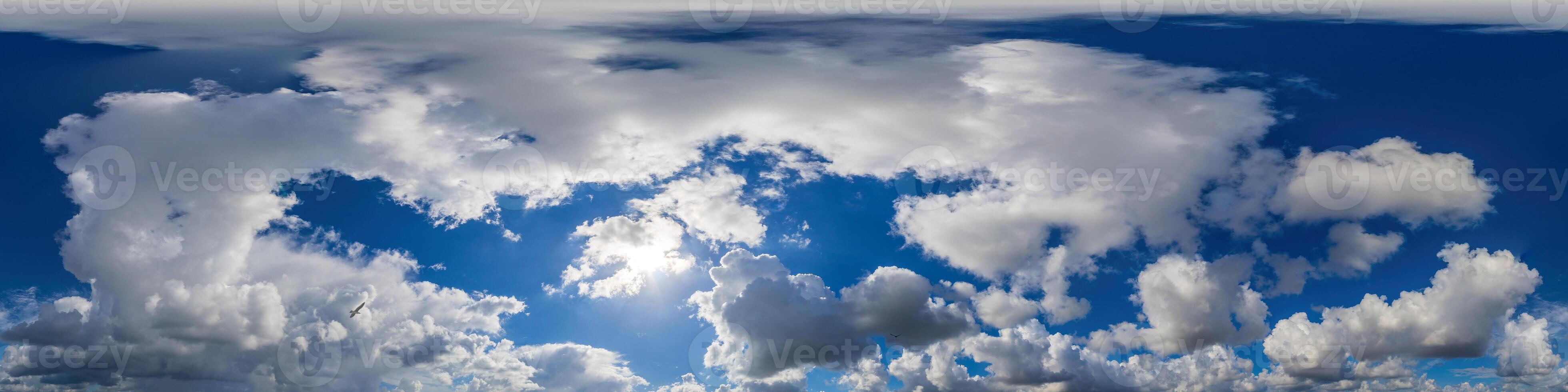 blu cielo panorama con gonfio cumulo nuvole. senza soluzione di continuità hdr pano nel sferico equirettangolare formato. cielo cupola o zenit per 3d visualizzazione, gioco e cielo sostituzione per aereo fuco 360 panorami. foto