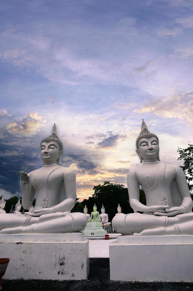 Watpapromyan tempio buddista rispetto, calma la mente. in thailandia, provincia di chachoengsao foto