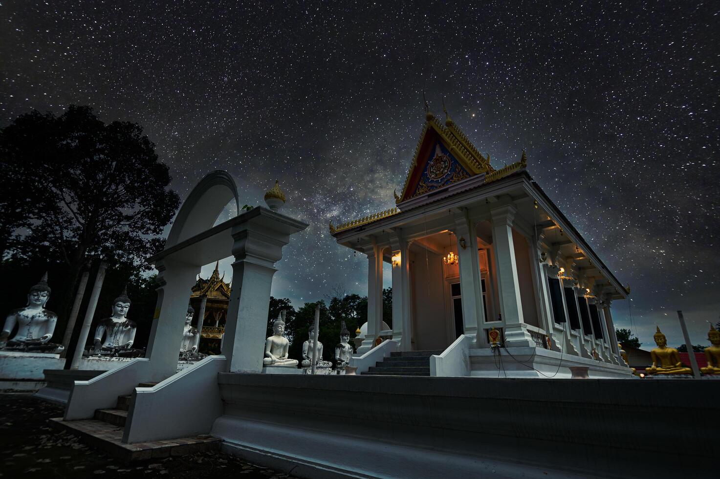 Watpapromyan tempio buddista rispetto, calma la mente. in thailandia, provincia di chachoengsao foto