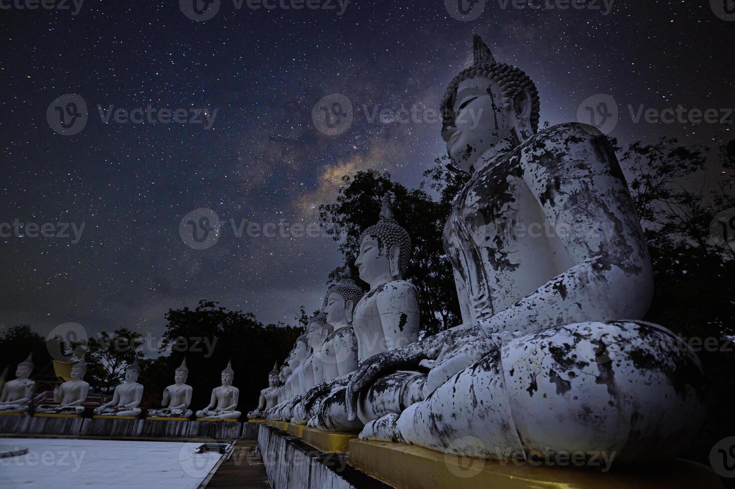 Watpapromyan tempio buddista rispetto, calma la mente. in thailandia, provincia di chachoengsao foto