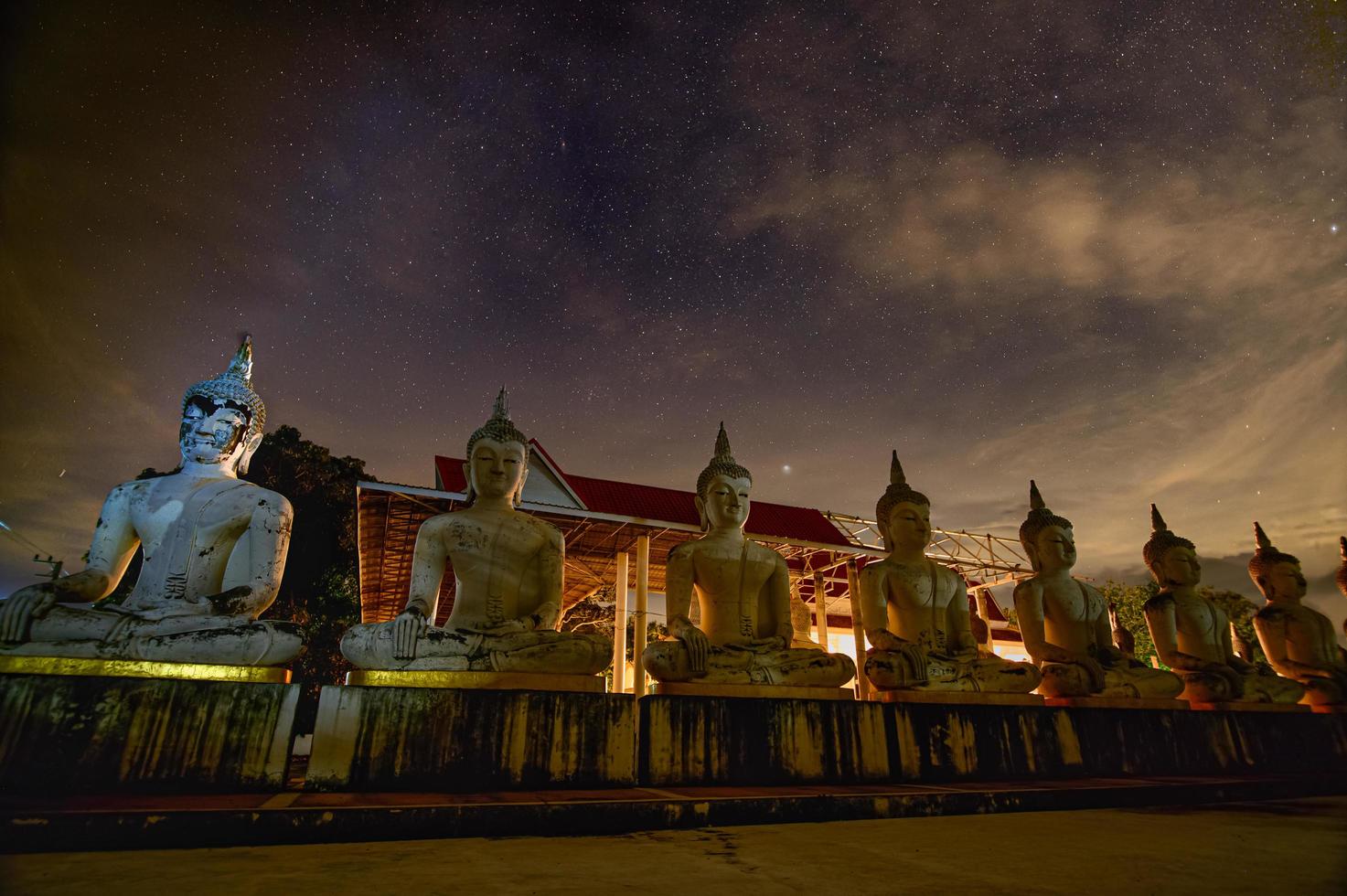 Watpapromyan tempio buddista rispetto, calma la mente. in thailandia, provincia di chachoengsao foto