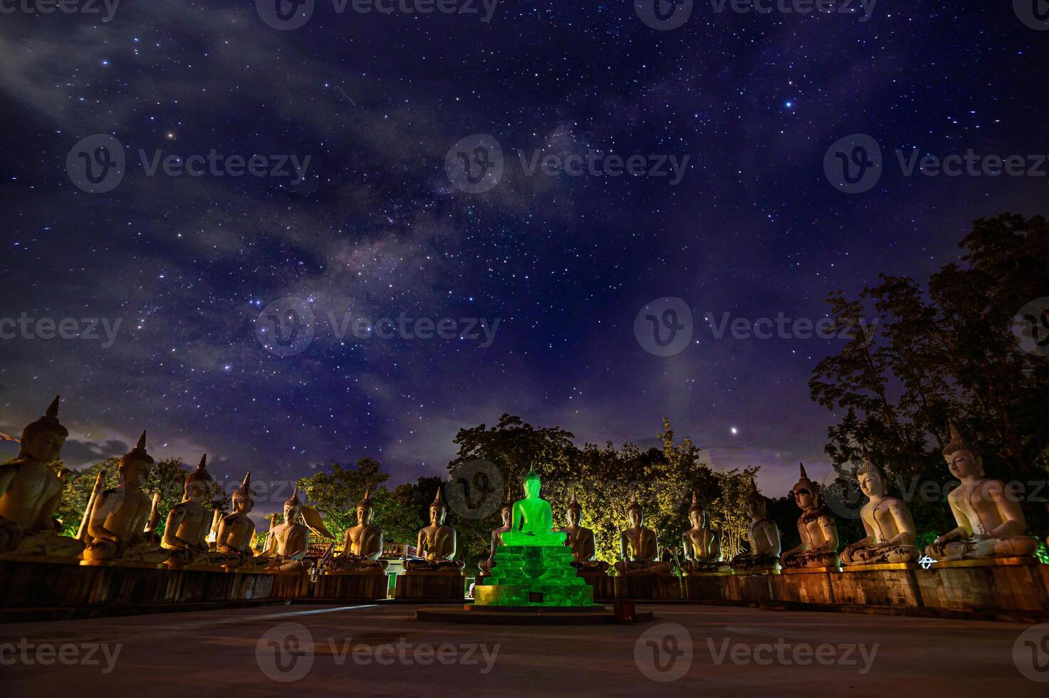 Watpapromyan tempio buddista rispetto, calma la mente. in thailandia, provincia di chachoengsao foto