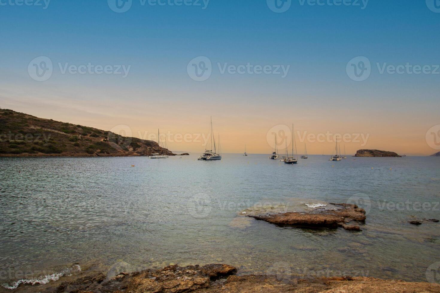 il famoso tempio di poseidon nel Grecia con blu cielo. nel greco mitologia, il Dio di il mare. capo unione, rovine di il antico tempio durante tramonto. foto