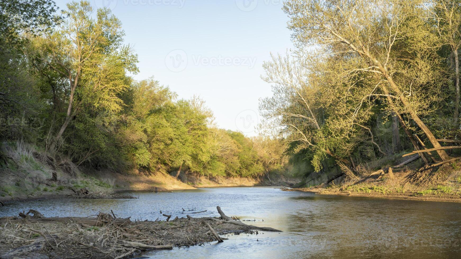 lamina fiume nel presto primavera a roberti bluff accesso vicino acqua nera, mo foto