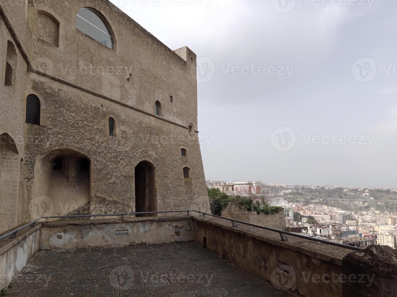 panorama di Napoli a partire dal castel Sant'Elmo offerte un' mozzafiato Visualizza di il della città vivace strade, storico punti di riferimento, e il ipnotizzante bellezza di il baia di Napoli foto