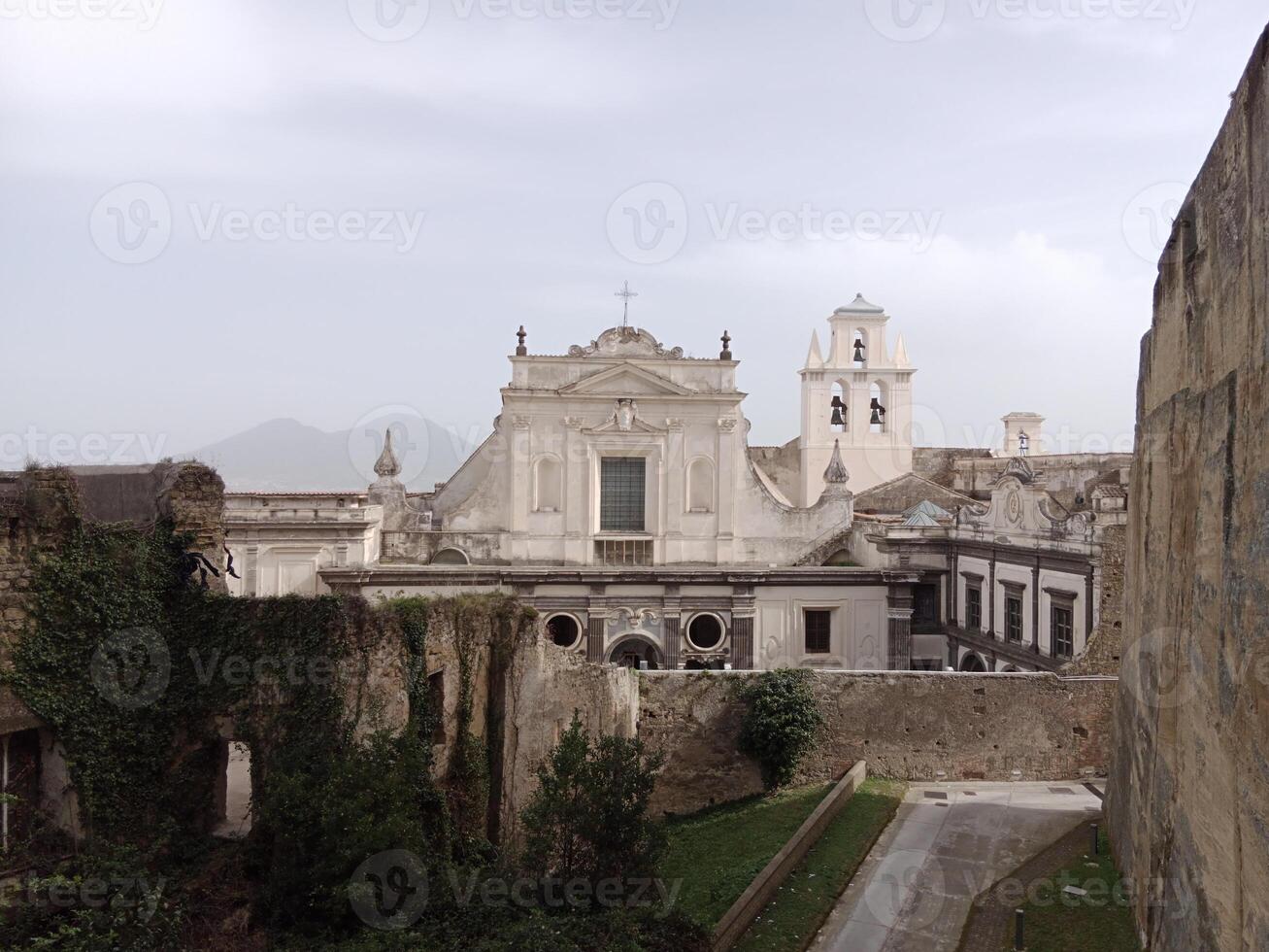 panorama di Napoli a partire dal castel Sant'Elmo offerte un' mozzafiato Visualizza di il della città vivace strade, storico punti di riferimento, e il ipnotizzante bellezza di il baia di Napoli foto