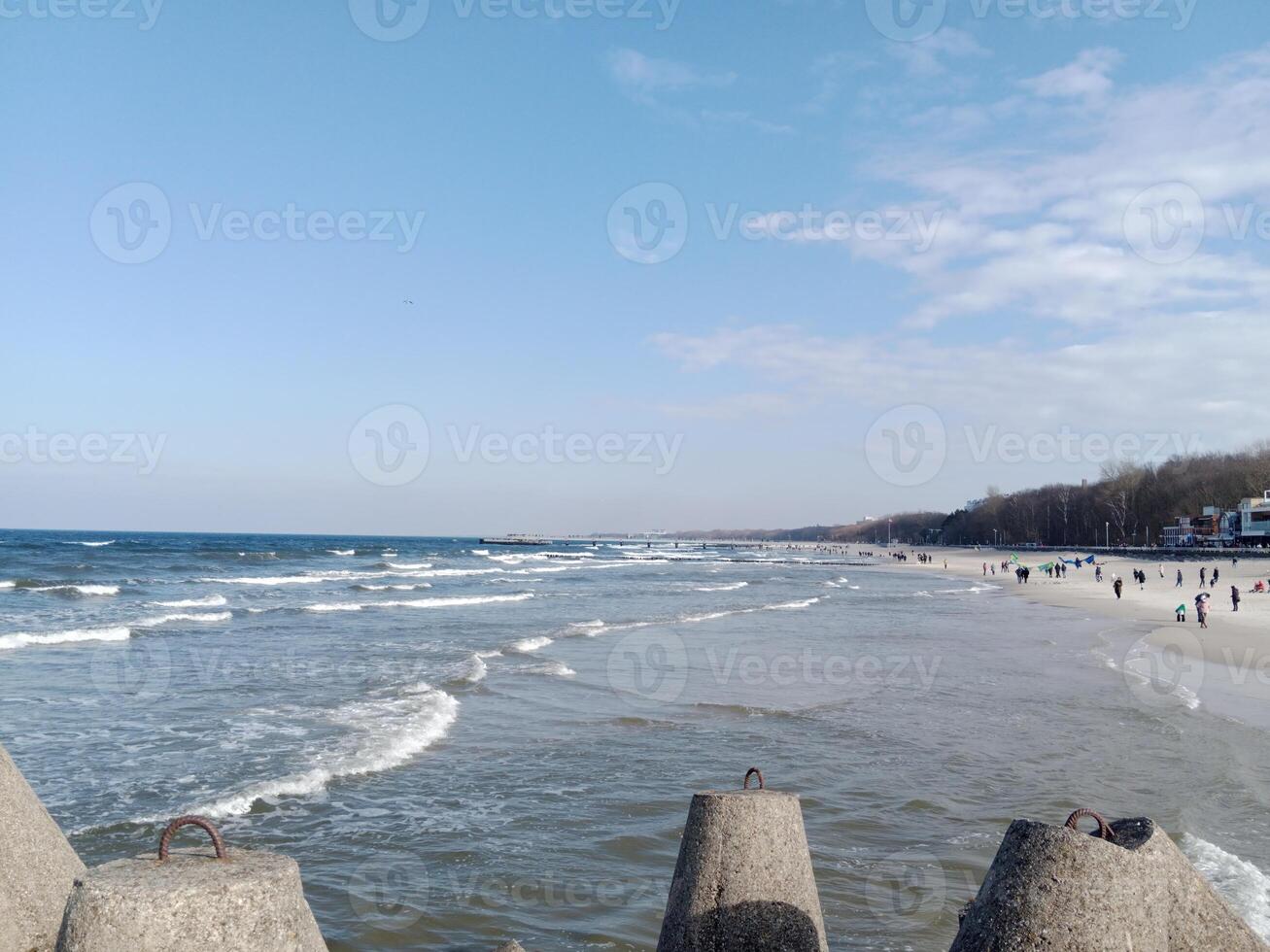 assunzione un' passeggiare lungo il porta e molo nel kolobrzeg, Polonia, offerte un' delizioso Esperienza con pittoresco visualizzazioni di il baltico mare e il vivace marittimo attività. foto